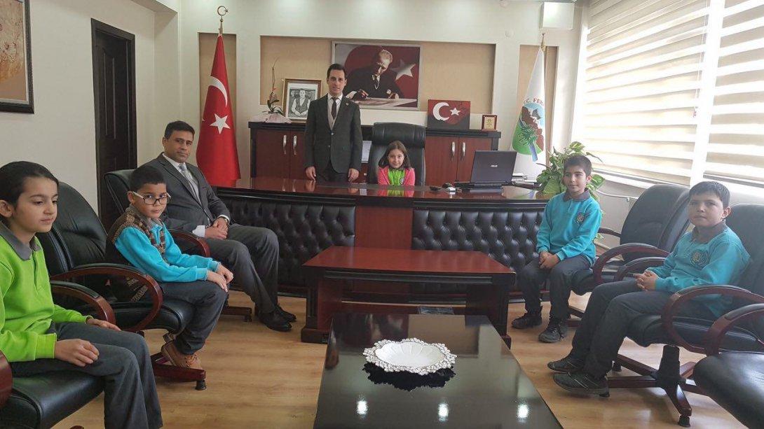 Karacaoğlan İlkokulu Öğrencileri Sayın Kaymakamımız Mehmet Rıdvan DOĞAN´ı makamında ziyaret etti. 