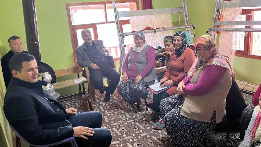 Hayat Boyu Öğrenmeden sorumlu Şube Müdürümüz Sayın Hasan Arslan Halk Eğitim Merkezi Müdürümüz Mustafa Yıldız ile birlikte Güzpınarı Köyümüzde açılan Kilim Kursunu ziyaret ederek Kursiyerlerle sohbet ettiler.