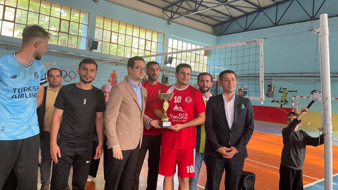 19 Mayıs Kurumlar Arası Voleybol Turnuvasında Süphandere Eğitim Gücü 1. oldu.